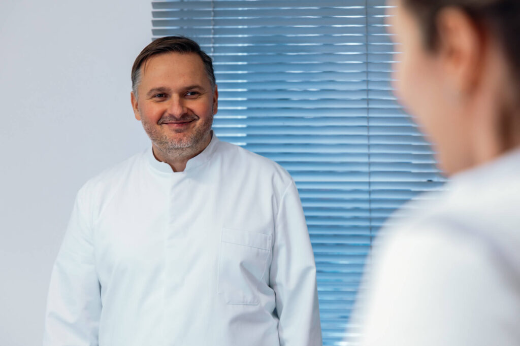 Herr Kovacevic im Austausch mit Kollegin