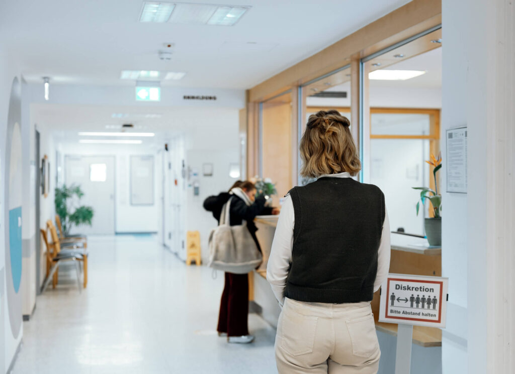 Patientin wartend am Empfang