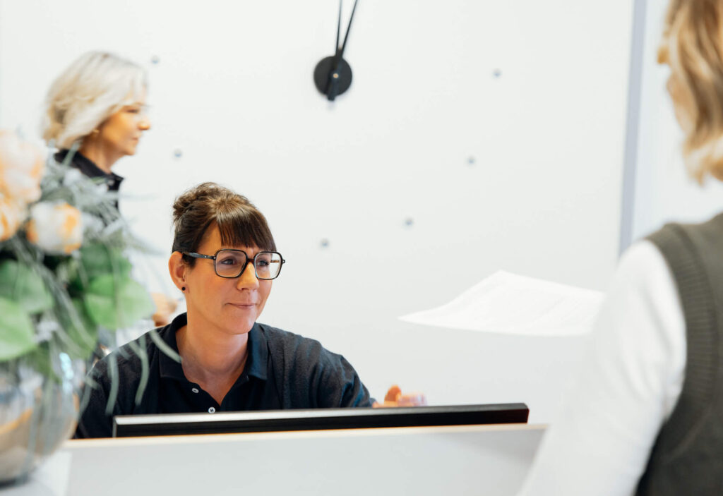 Patientin am Empfang