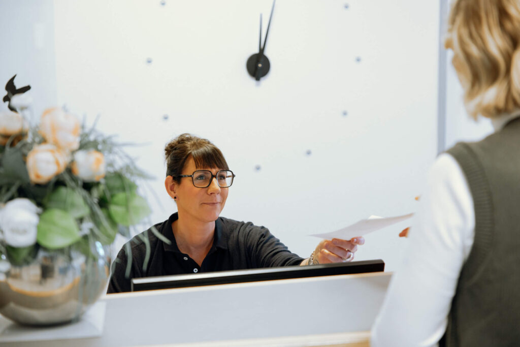 Patientin am Empfang