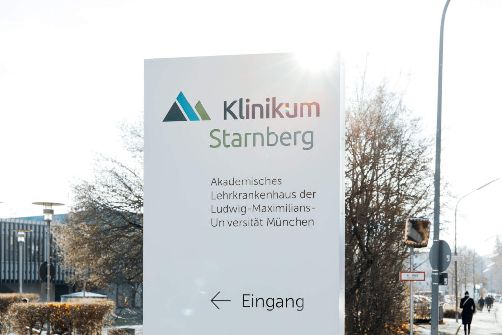 Wegweiser Eingang Klinikum Starnberg