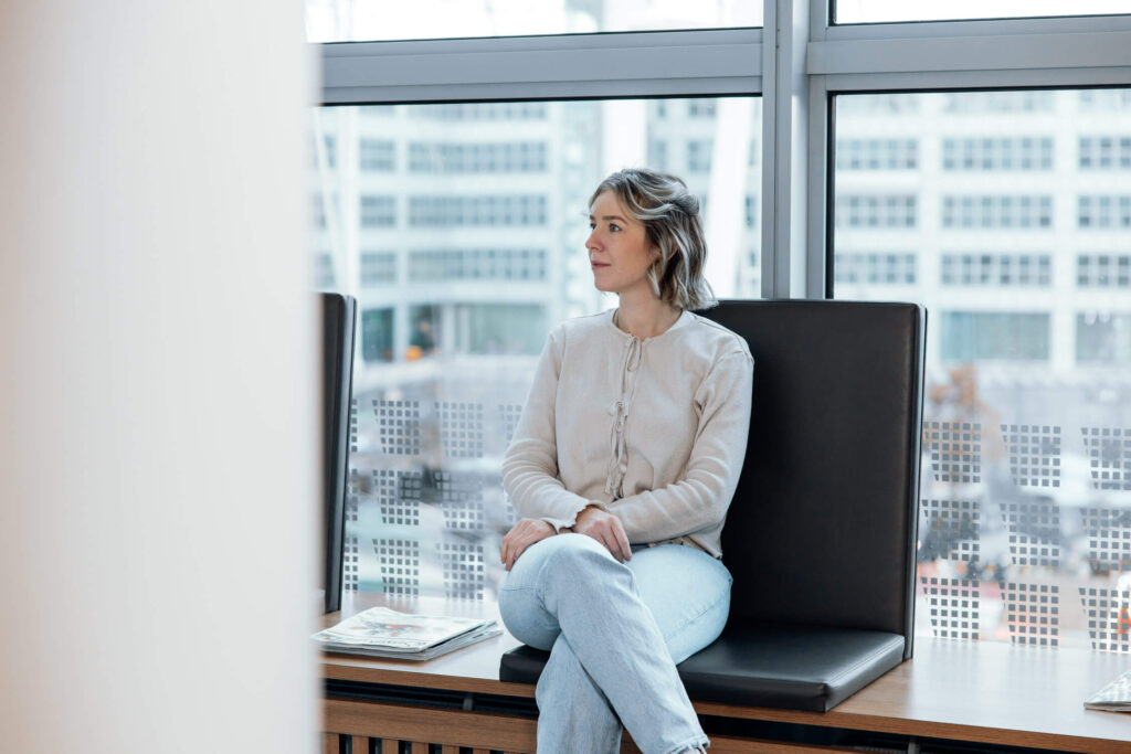 Patientin im Warteraum