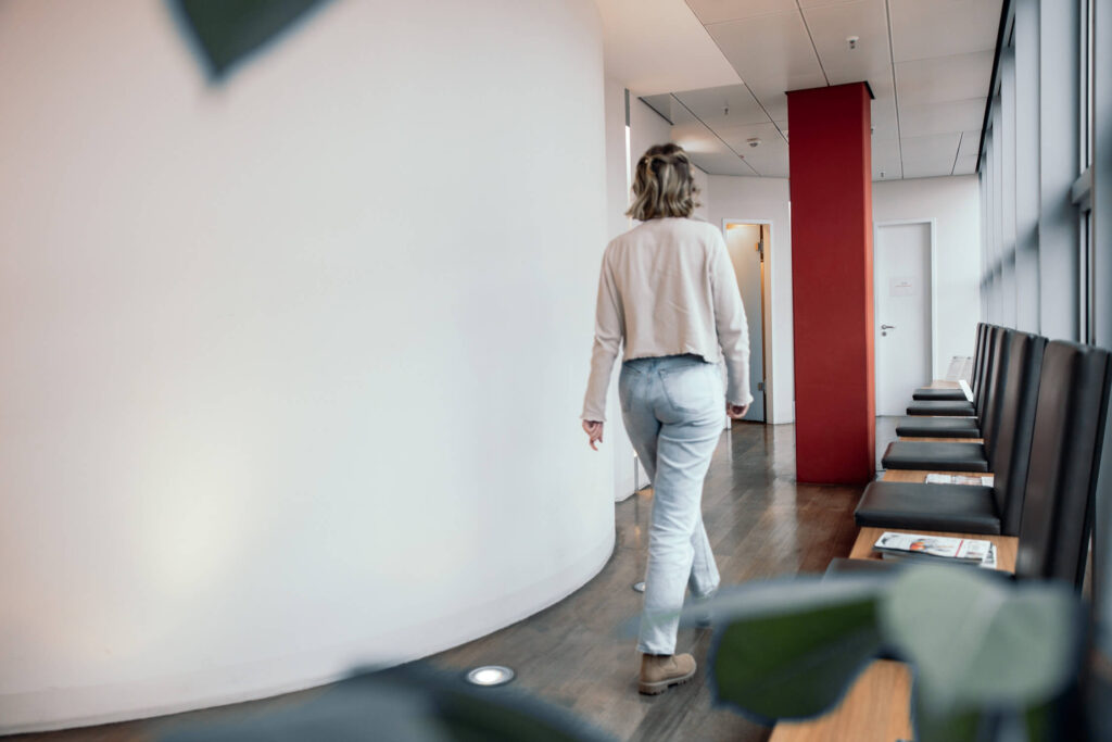 Patientin auf dem Weg zur Behandlung