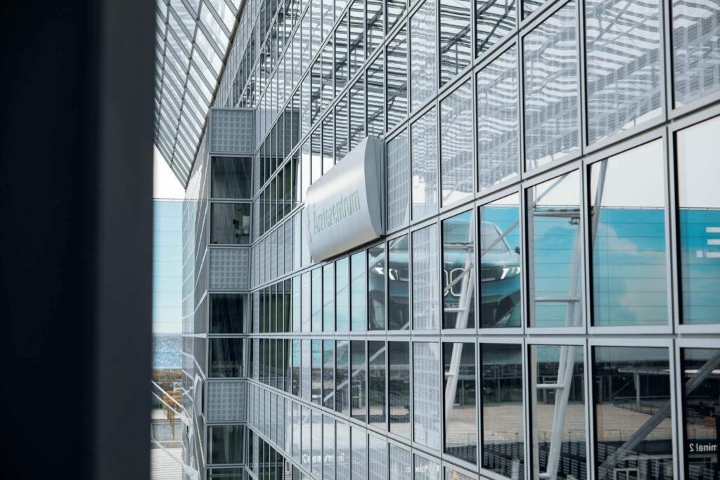 Glasfront vom Ärztezentrum am Flughafen